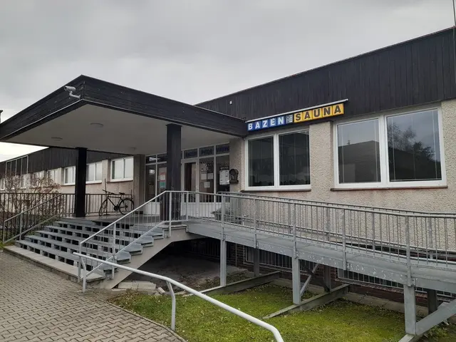 Vstup do bazénu a sauny v Dobrušce s přístupovou rampou.