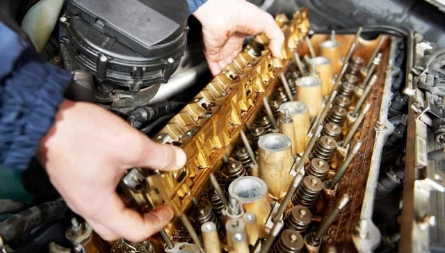 Mechanik opravuje rozvrt motoru při údržbě válcového bloku.