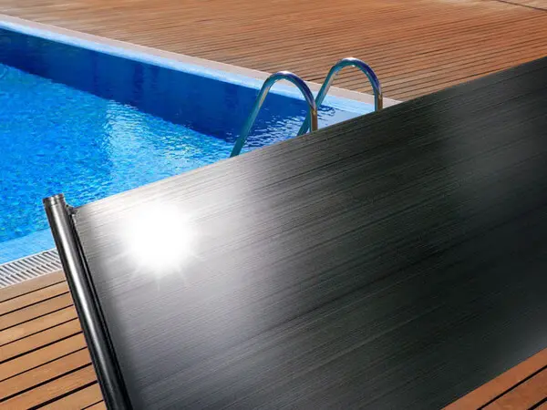 Solární kolektor pro ohřev vody u bazénu