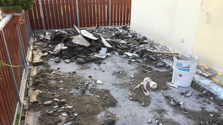 Demolice stará betonová terasa před rekonstrukcí s hromadou sutiny.