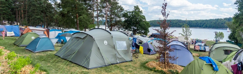 Kempování s manytami na břehu Vranovské přehradě.