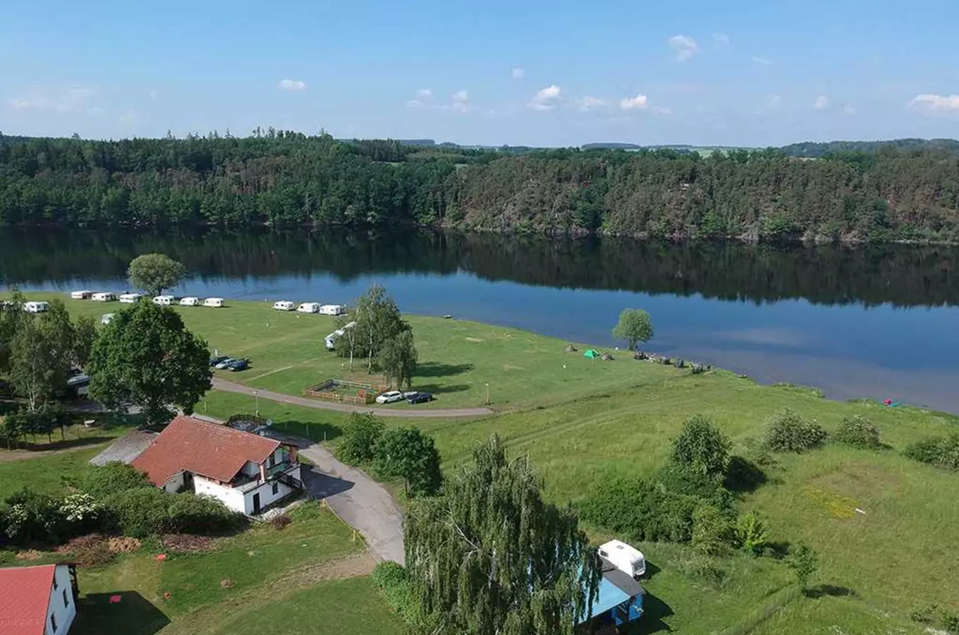 Kemp v Hracholuskách u jezera s karavanami a chatkami.