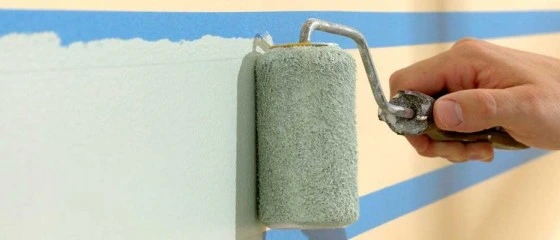 Hand painting wall with roller