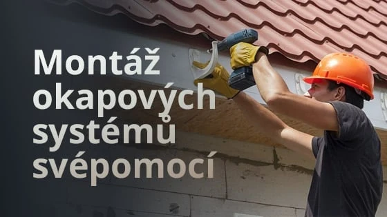 Muž montuje okapový systém na střeše pomocí vrtáku.