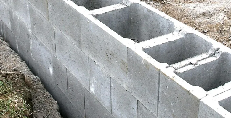 Stěna z betonových bloků bez bednění na stavbě.