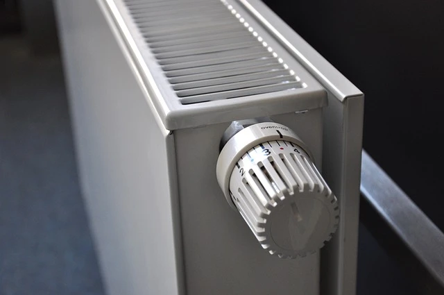Detailní záběr na termostatický ventilátor radiátoru pro regulaci teploty.