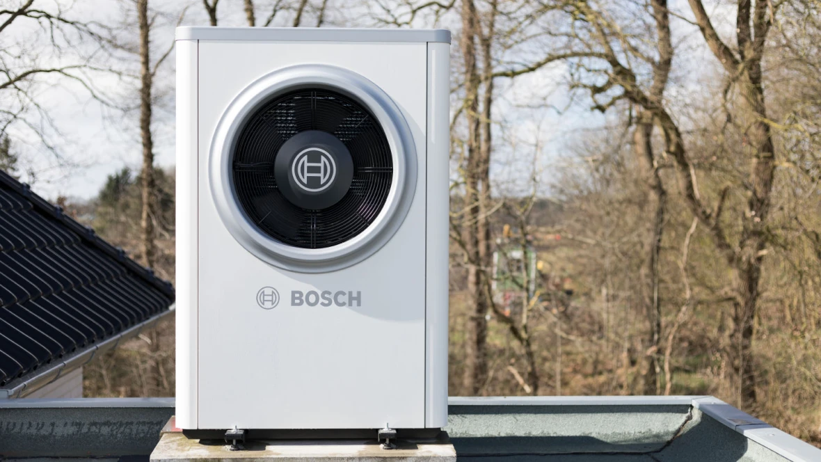 Bosch tepelné čerpadlo na střechě domu v přírodě