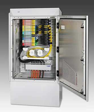 Bílý skříňový terminál pro FTTH s barevnými optickými kabely uvnitř.