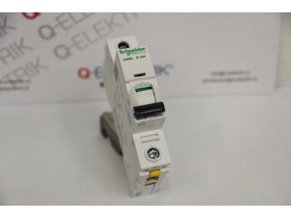 Bílý jistič značky Schneider pro domácí elektrickou instalaci.