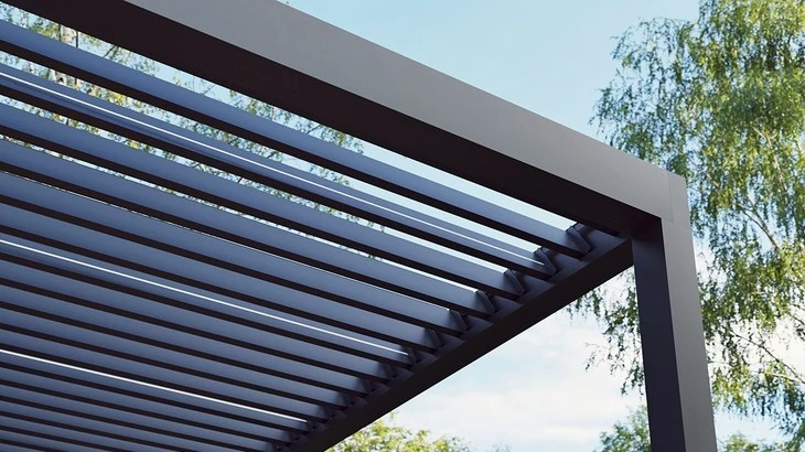 Moderní bioklimatická pergola s nastavitelnými lamelami venku.