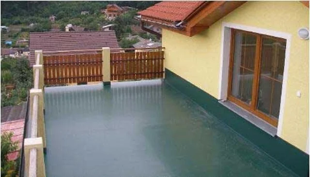 Zelená hydroizolace na balkóně po svépomocní rekonstrukci.