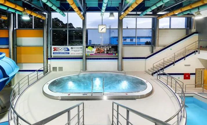 Vnitřní aquapark s tobogány a bazénem v Kladně