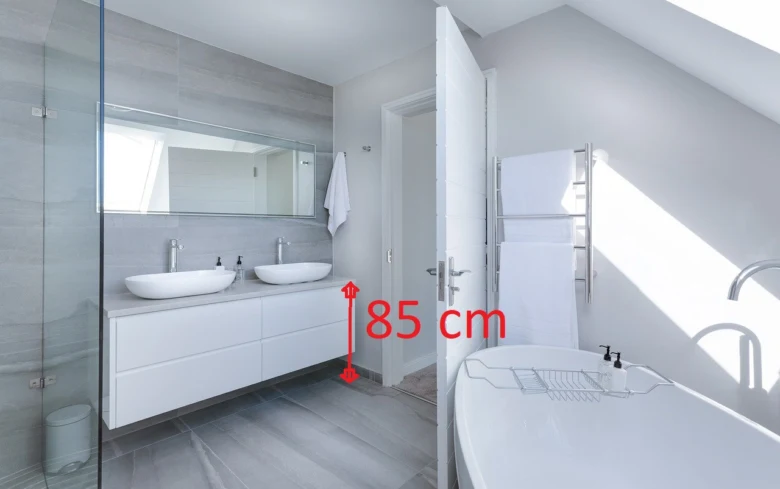 Moderní koupelna s umyvadlem o výšce 85 centimetrů.