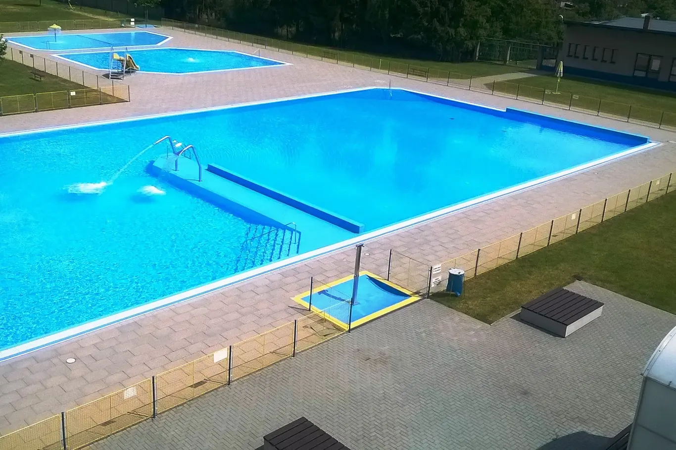 Více bazénů v Kojetíně na slunečním dni.