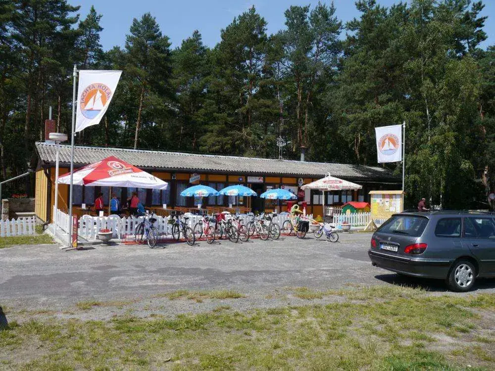 Kemp s bicykly a slunečníky v Holanech