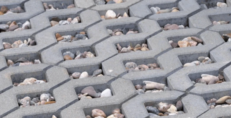 Betonové zatravňovací kostky s kameny pro propustnou dlažbu.