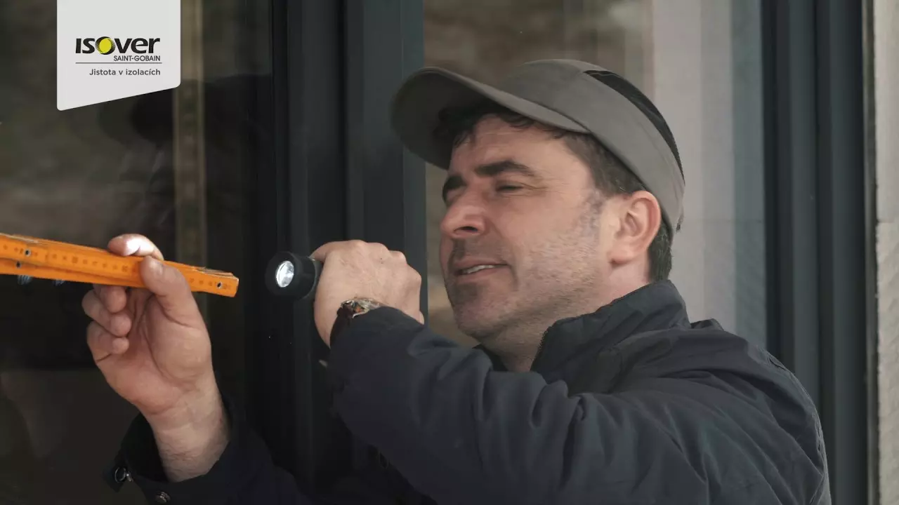 Muž s kotvícím systémem pro polystyren na fasádě