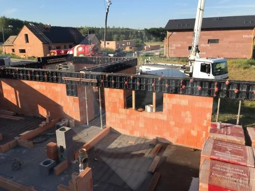 Armování a bednění betonového věnce na stavbě domu.