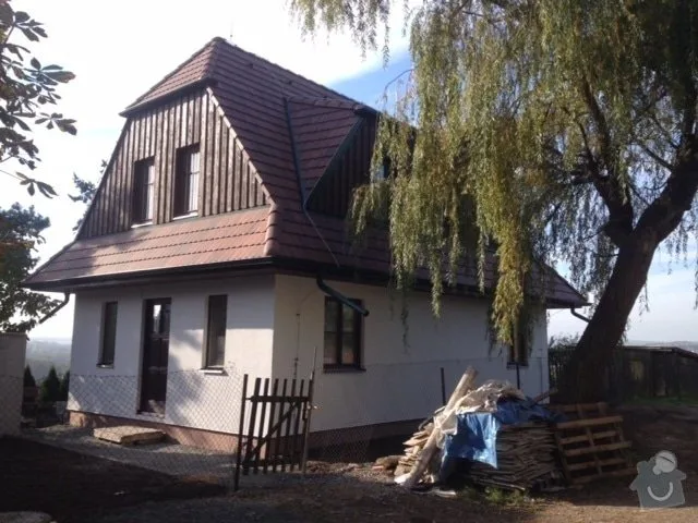 Starý dům v rekonstrukci s viditelnými stavebními materiály.