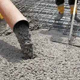 Zalévání betonu do výztuže na stavebním místě