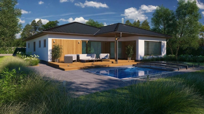Moderní dřevěný a bílý bungalov s bazénem v zeleném prostředí.