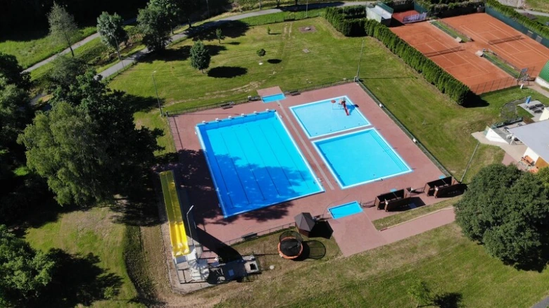 Vzdušný pohled na koupaliště s bazény v Bystřici nad Pernštejnem.