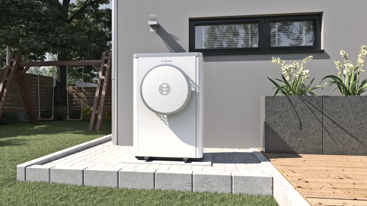 Bosch tepelné čerpadlo venku u domu v zahradě