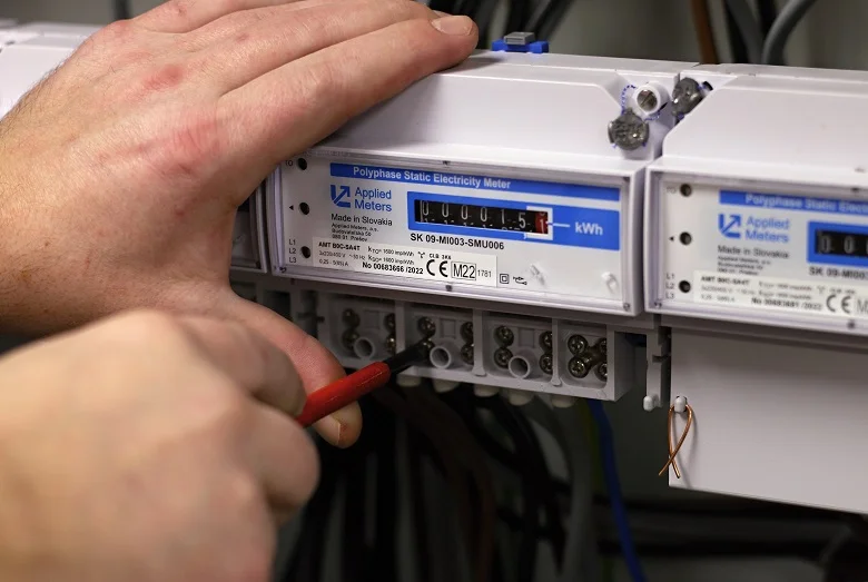 Ruční zapojení elektroměru v rozvaděči šroubovákem.