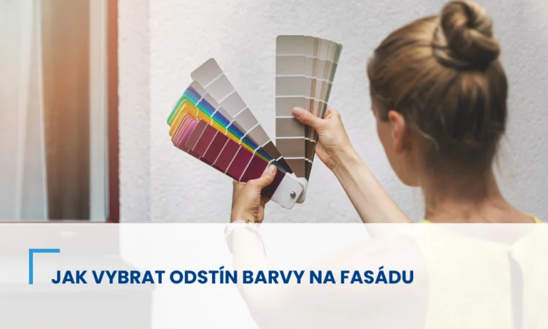 Žena vybírá odstín barvy pro fasádu domu z barevného vzorku.