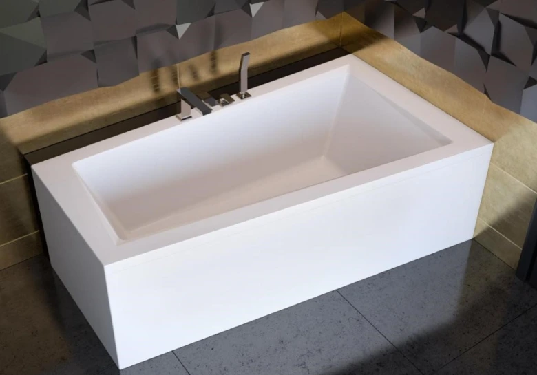 Bílá moderní vana ve stylové koupelně s geometrickým obložením.