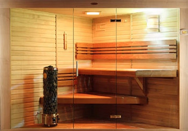 Ukončená finská sauna s dřevěnými lavicemi a infračerveným topidlem.