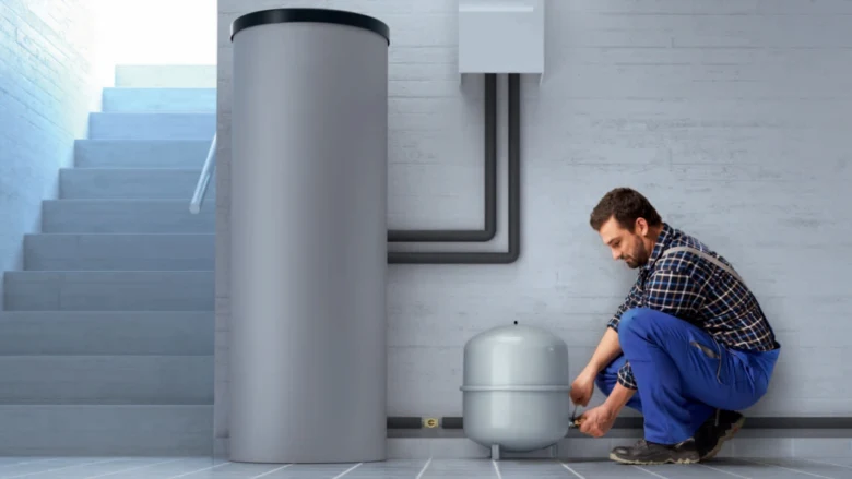 Montáž expanzní nádoby pro topení technikem v interiéru.