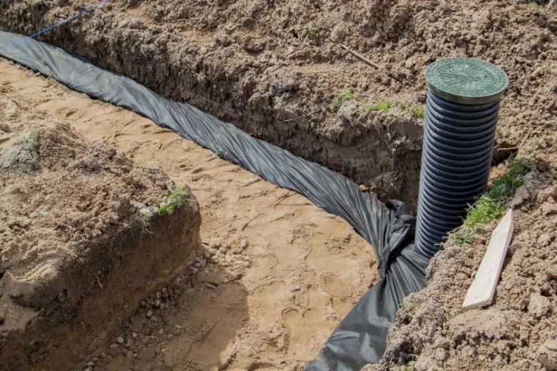 Instalace odvodu dešťové vody s hadicí do inspekční komory.