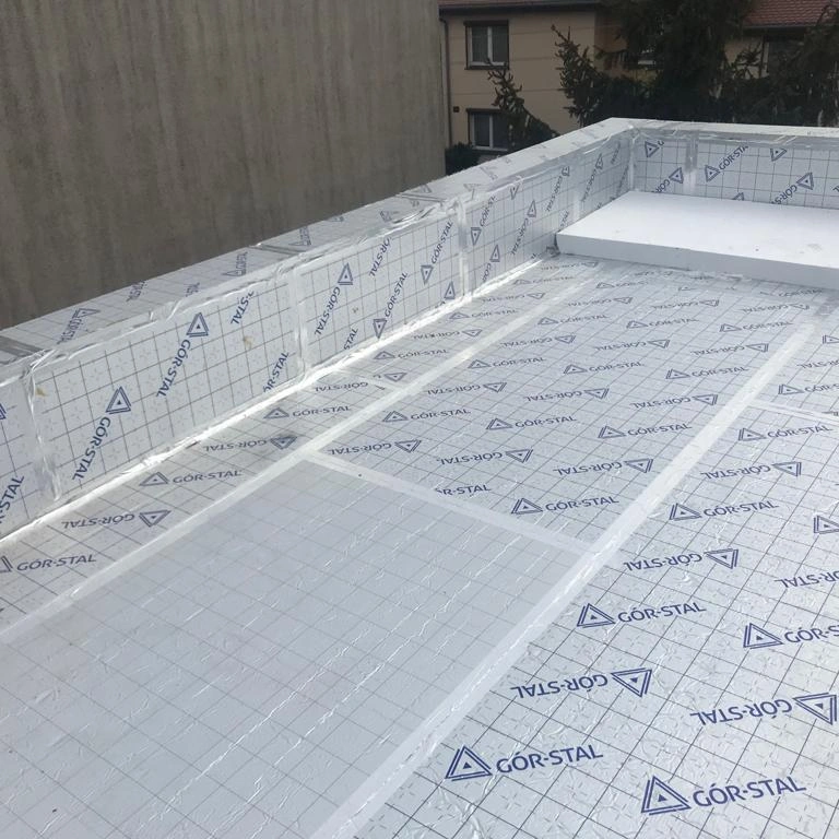 Zateplovací panely na balkoně během instalace.