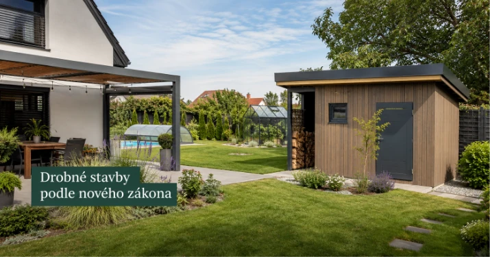 Moderní dřevěná kůlna vedle domu v zahradním prostředí.