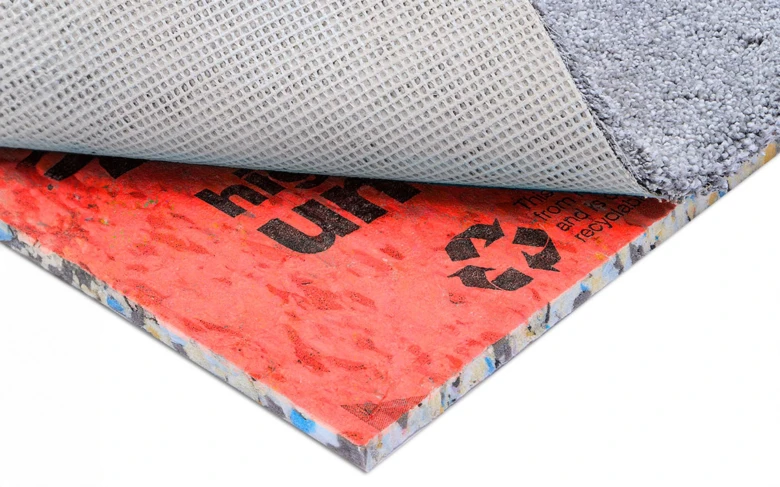 Koberce s podložkou z recyklovaného materiálu pro izolaci.