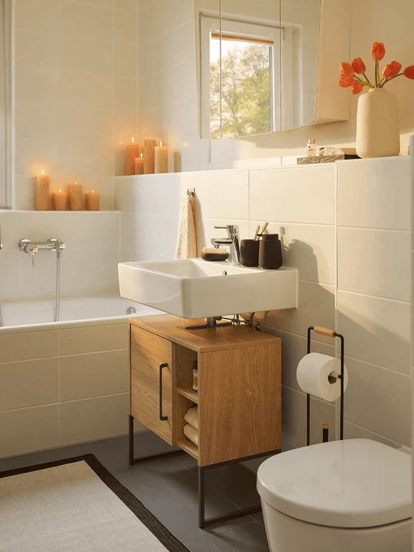 Moderní bílá koupelna s dřevěným nábytkem a moderním designem.