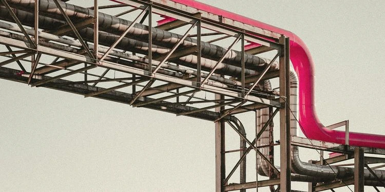 Průmyslová plynová infrastruktura s potrubím pro zásobování domácností.