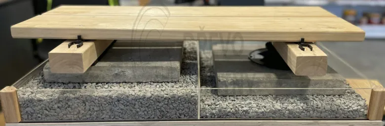 Model dřevěné terasy s kamenivem pro stavbu svépomocí