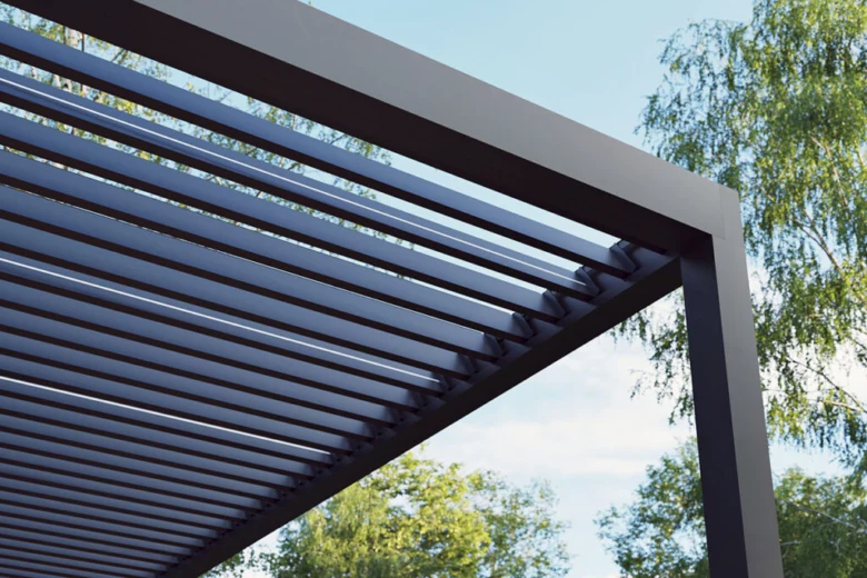 Moderní bioklimatická pergola s nastavitelnou střechou venku.