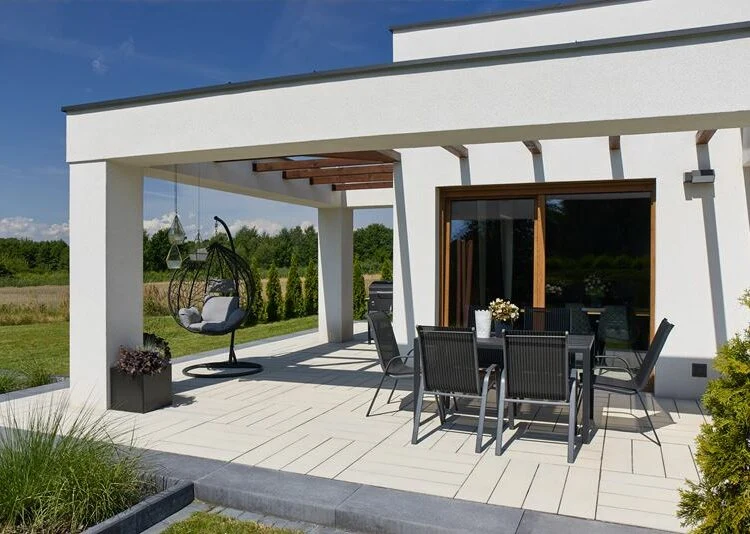 Moderní terasa s pergolou u domu - inspirace pro design venkovního prostoru.