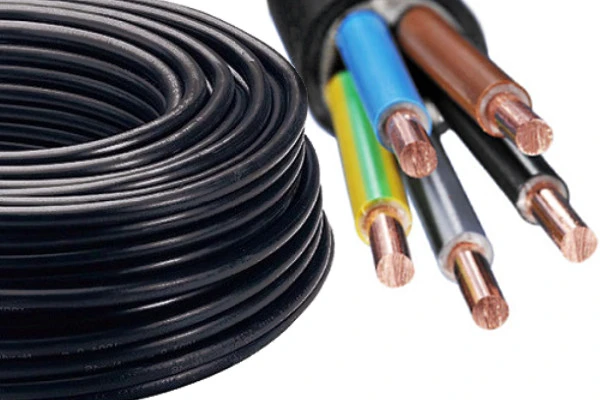 Čtyřžilový kabel s odhalenými měděnými vodiči a barevnou izolací