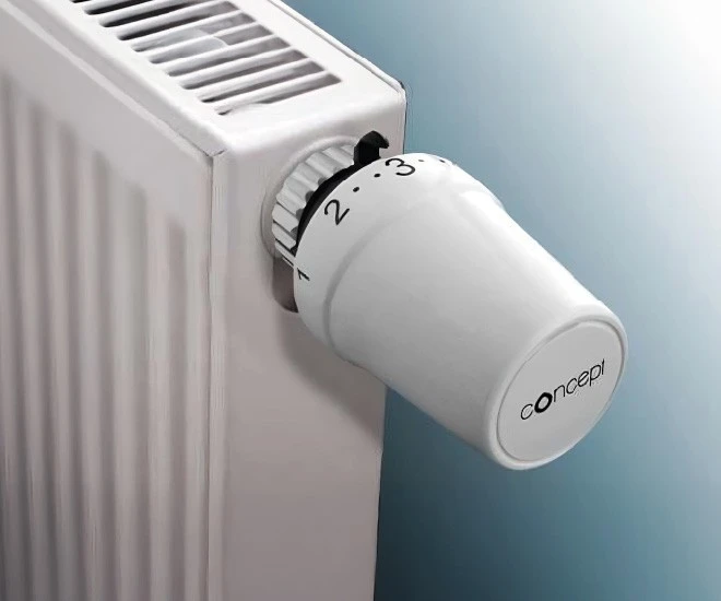 Bílá termostatická hlavice na topení značky Concept.