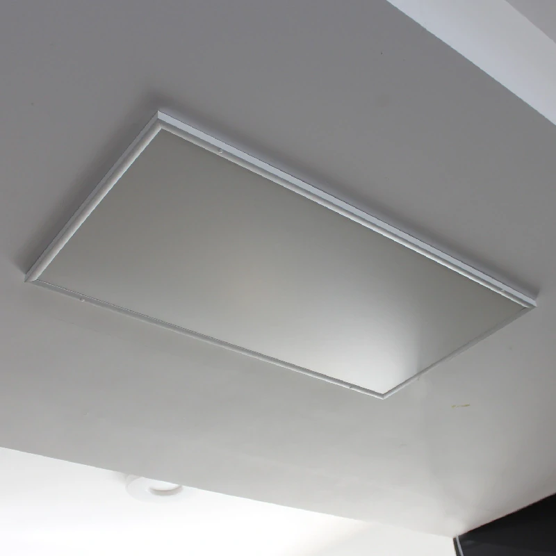 Infračervený topný panel připevněný ke stropu v interiéru.