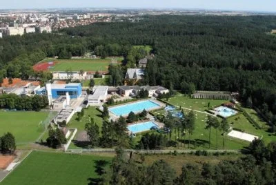 Letní bazény v Kladně s více plaveckými bassénami a sportovními plochami.