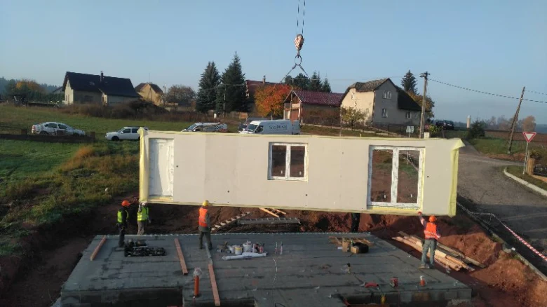 Montáž prefabrikovaného dřevostavby na klíč s výhybnou.