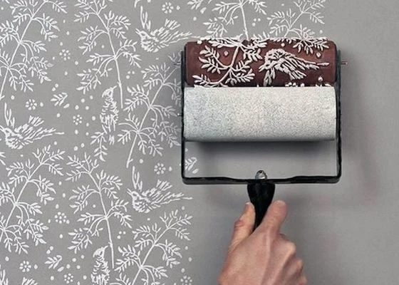 Wallpaper roller applying pattern