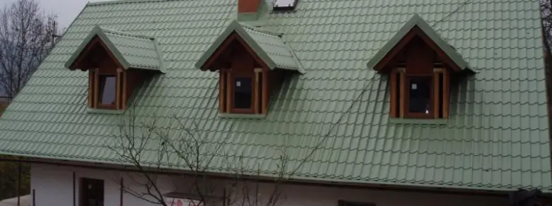 Zelená střecha s mansardovými okny po rekonstrukci.