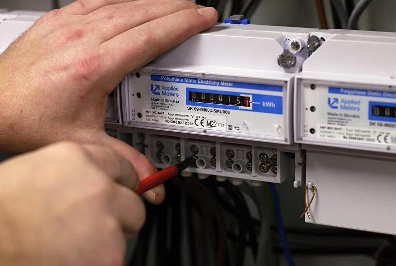 Ruční zapojení elektroměru v rozvaděči šroubovákem.