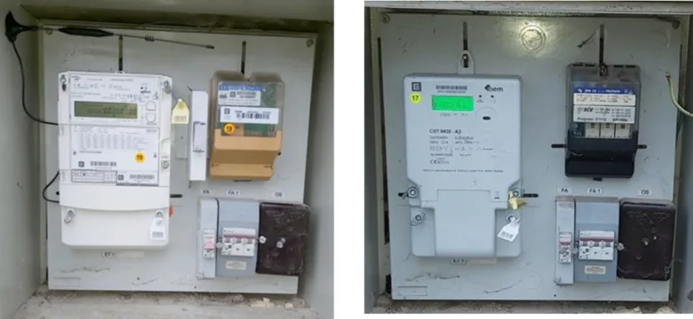 Dva elektrické měřiče v kovových skříňkách s pojistkami a přepínači.